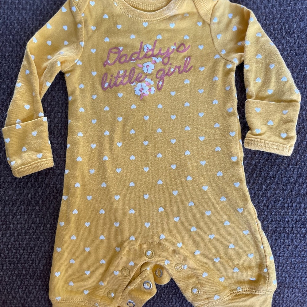 Carter's Newborn Bodysuit in Heart Print “Daddy’s Little Girl” 💛🤍🩷 EUC